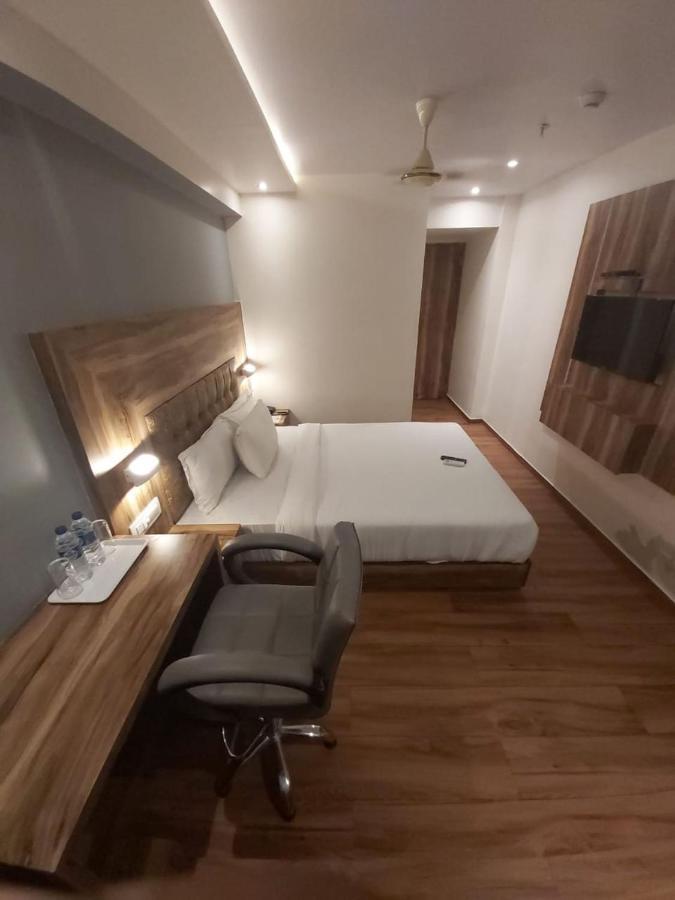 Fluorescent By Bizzgrow Hotels International Airport - Formerly Known As Byaris International Mumbai Ngoại thất bức ảnh